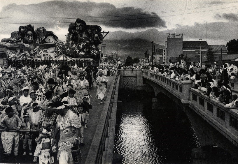ふるさとの物語 第80回 堤橋とねぶたの写真 ~街並み、祭り 情景を伝える~